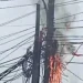 Akibat Kabel PLN dan Internet Menumpuk Tak Beraturan Menimbulkan Gesekan dan Kebakaran di Jl otonom Pasir Gadung Pasar Kemis