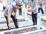 Hari Bhayangkara Ke-78, Polres Lampura Gelar Ziarah dan Tabur Bunga di Makam Pahlawan