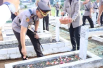 Hari Bhayangkara Ke-78, Polres Lampura Gelar Ziarah dan Tabur Bunga di Makam Pahlawan