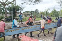 Babinsa Bersama Warga Kerja Bakti Bersihkan Balai Kampung Mwuare