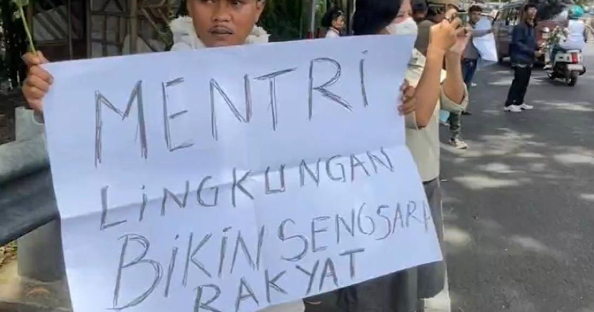 Sejumlah warga dan pekerja yang terdampak kebijakan penutupan usaha oleh Kementerian Lingkungan Hidup melakukan aksi protes spontan dengan menghadang iring-iringan kendaraan Menteri Lingkungan Hidup, Hanif Faisol, di kawasan Simpang Pasir Angin, Megamendu