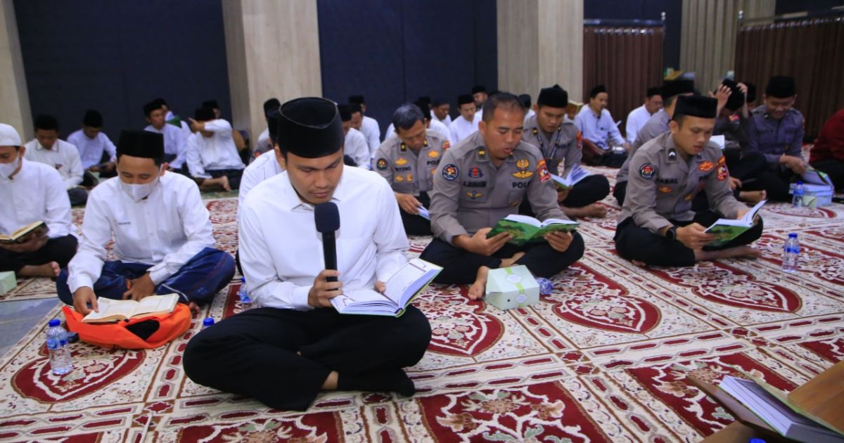 Wujud Peduli Sesama, Humas Polri Berikan Tali Asih kepada 100 Anak Yatim pada Khataman HUT ke-74