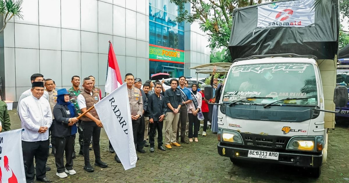 Jenal Mutaqin Lepas Tiga Truk Bantuan Aceh–Sumatera