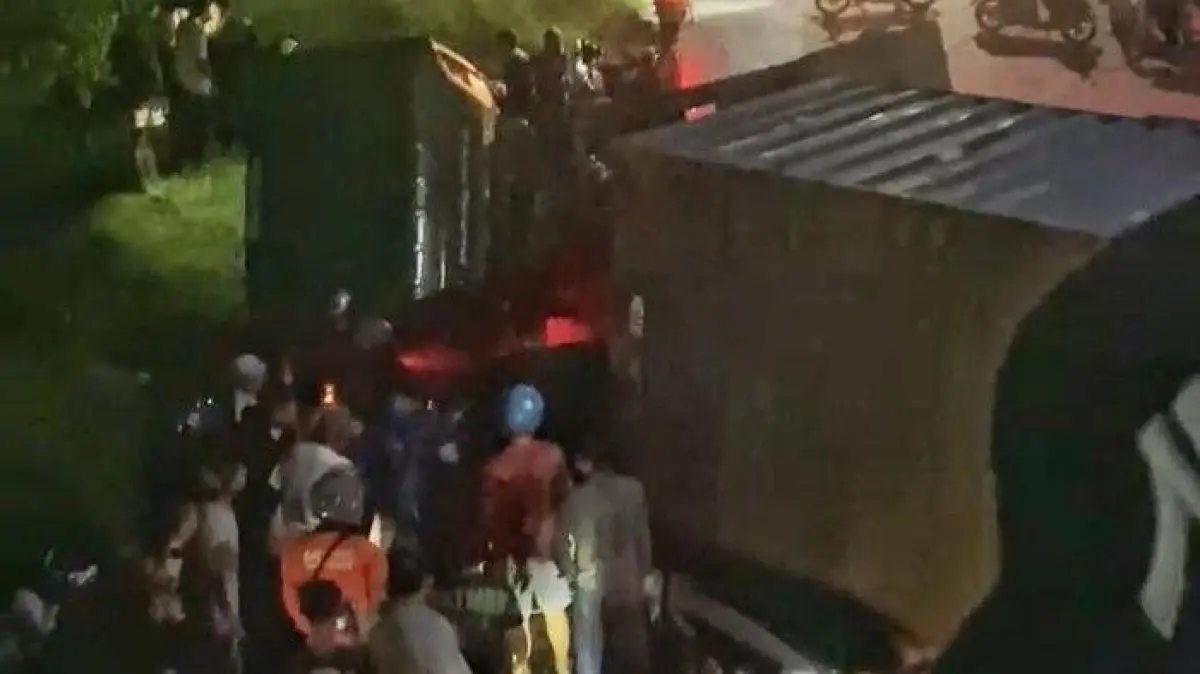 Kecelakaan Maut di Karawang: Truk Kontainer Timpa Mobil, Satu Keluarga Tewas