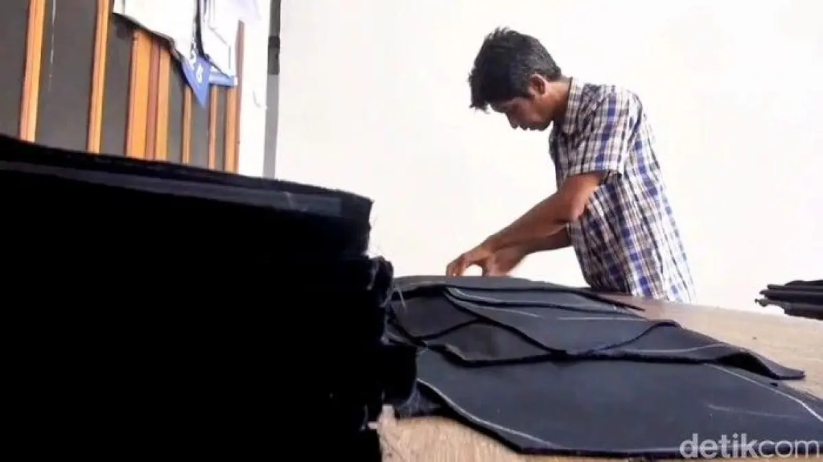 Berkah Ramadan 2026, Pesanan Songkok di Lamongan Naik Tiga Kali Lipat