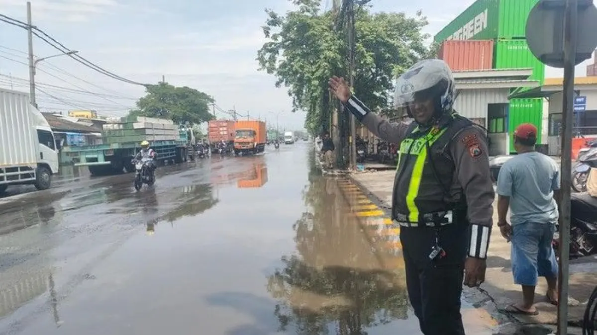 Banjir dan Rob Rendam Tambak Langon Surabaya, Lalu Lintas Macet Parah
