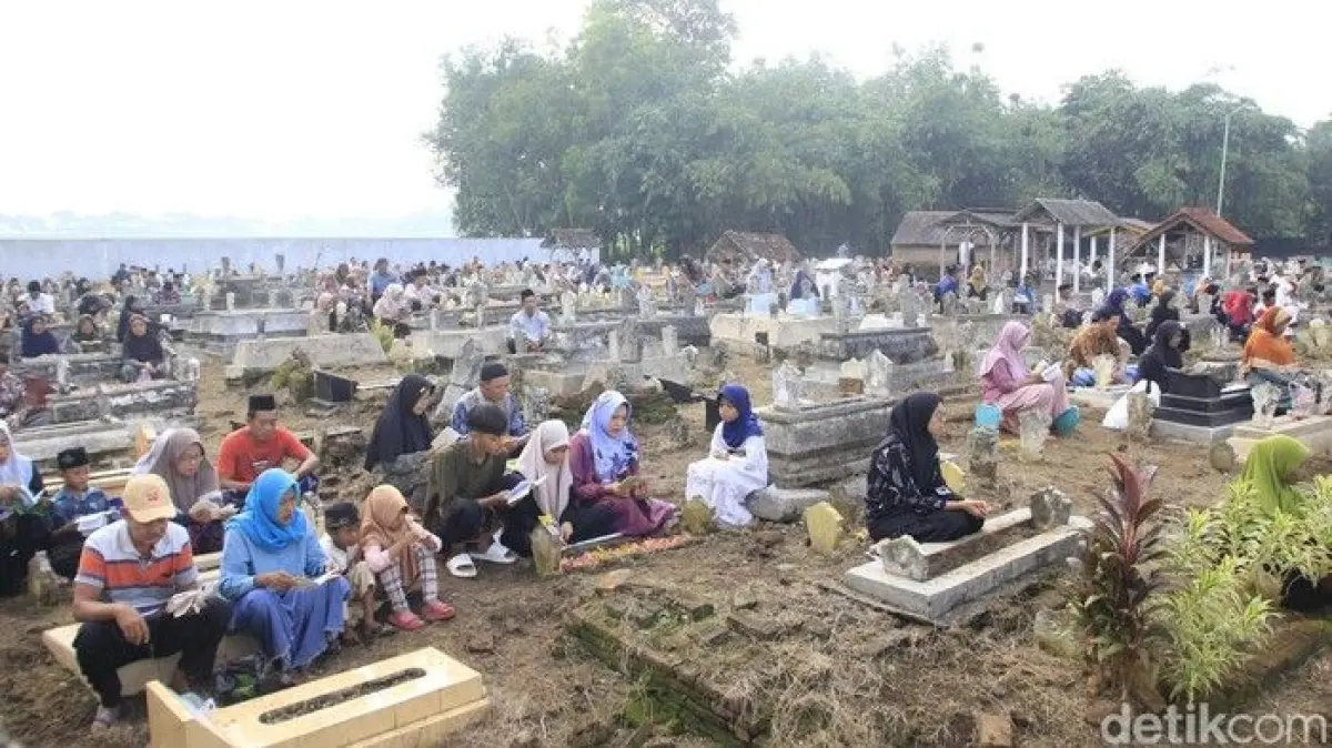 Tradisi Nyekar Bareng di Trenggalek: Ratusan Warga Ziarah Massal Jelang Ramadan