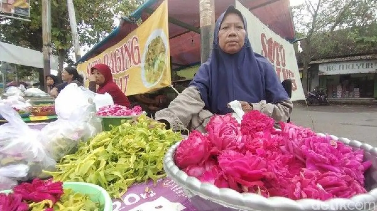 Berkah Ramadan, Penjual Bunga Tabur di Terminal Lama Nganjuk Laris Manis