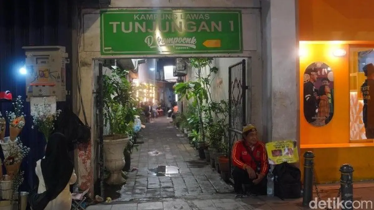 27 Tahun Mengabdi, Eks Guru Honorer Surabaya Kini Jadi Tukang Pijat Tunjungan