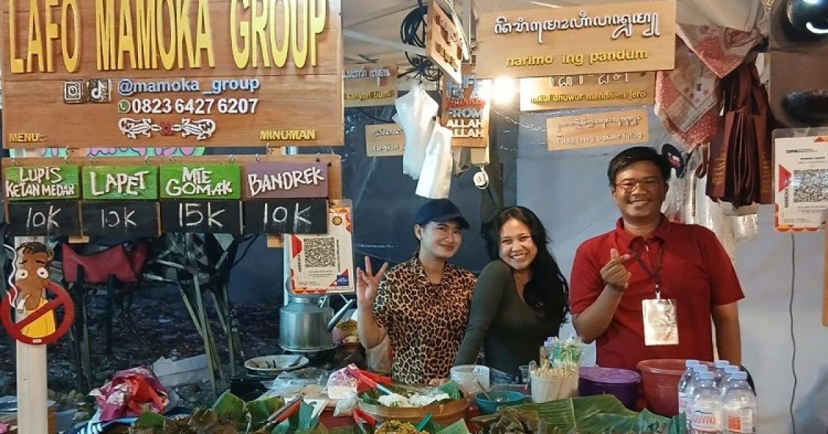 Anselmus Wau (kanan berbaju merah) alumnus UGM menjadi korban PHK kini justru bisa sukses karena berbisnis singkong. (Foto situs web UGM)