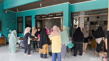 Semangat Gotong Royong Warga Bandung Sambut Ramadan Lewat Aksi Bersih Masjid