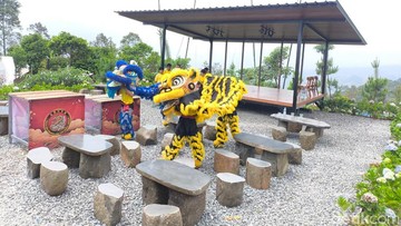 Meriahnya Imlek di Kuningan, Atraksi Barongsai Hipnotis Wisatawan Gunung Ciremai
