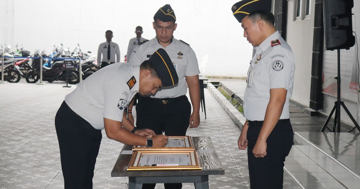 Penandatanganan Pakta Integritas, serta penyematan tanda kenaikan pangkat kepada petugas.