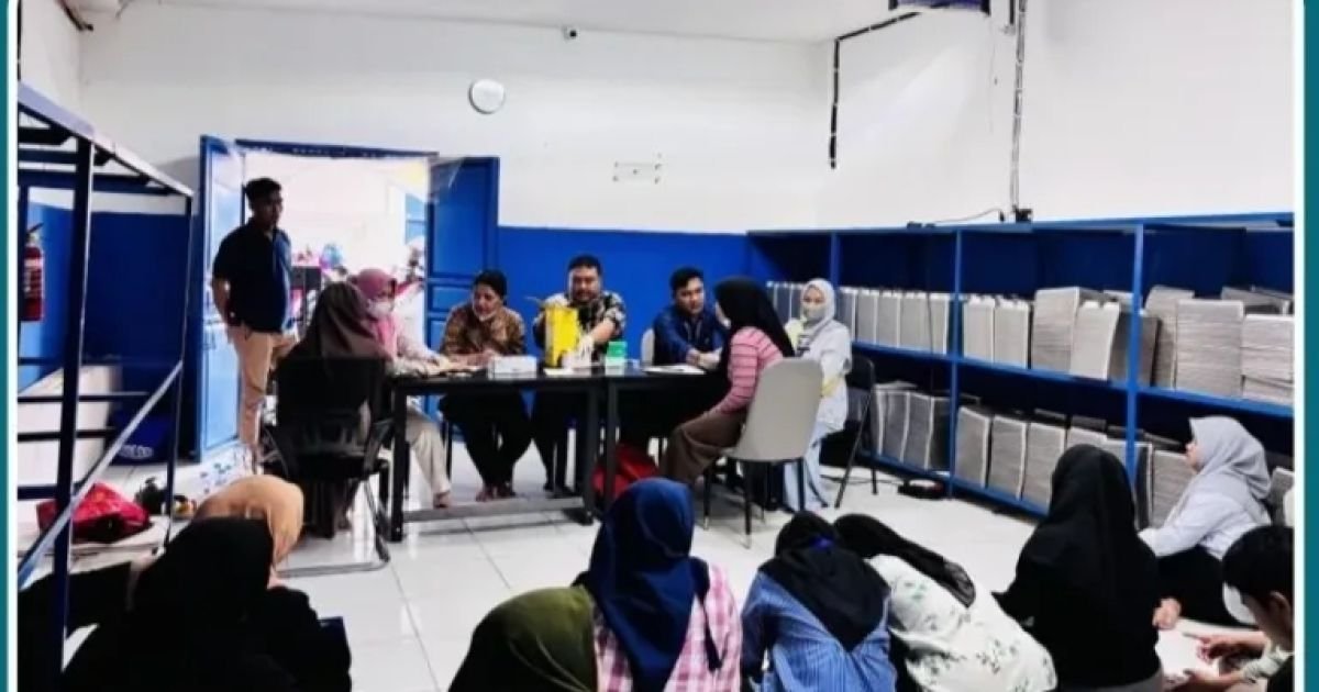 Karyawan MBG mengikuti pemeriksaan kesehatan gratis di SPPG Kiara Payung, yang diselenggarakan oleh Puskesmas Pakuhaji. Pemeriksaan meliputi cek tekanan darah, gula darah, dan asam urat, diikuti dengan edukasi kesehatan untuk mendorong pola hidup sehat.