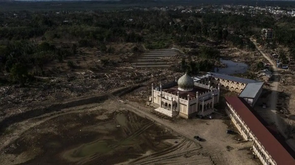 Aksi Heroik Santri Aceh Tamiang Pulihkan Masjid Pasca Terjangan Banjir Bandang