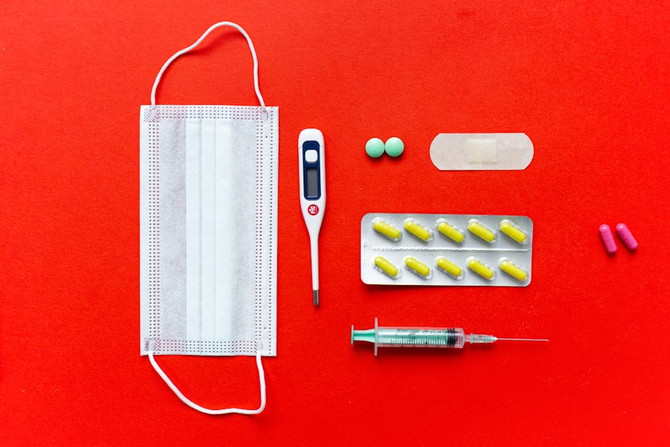 Seorang pria muda sedang berkonsultasi dengan dokter mengenai hasil pemeriksaan tekanan darahnya di sebuah klinik modern.