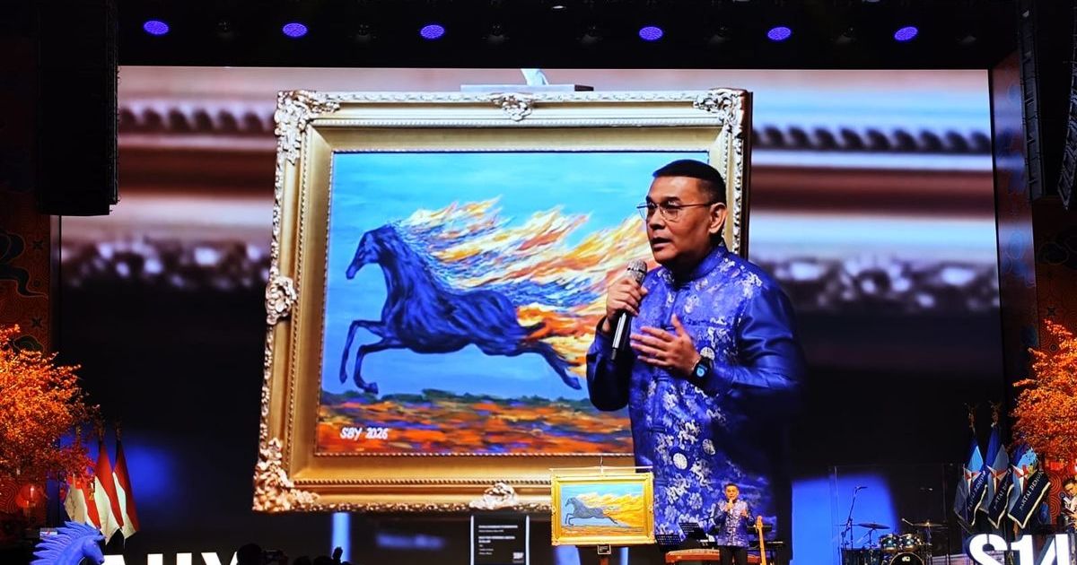 Kepala Badan Pembinaan Organisasi, Kaderisasi, dan Keanggotaan (BPOKK) Demokrat Ossy Dermawan saat sedang melelang lukisan karya Presiden ke-6 RI Susilo Bambang Yudhoyono (SBY) bernama Kuat Laksana Kuda Api dalam perayaan Tahun Baru Imlek 2026 yang digelar Partai Demokrat di Djakarta Theater, Jakarta, Rabu (18/2/2026).(KOMPAS.com/Rahel Narda)