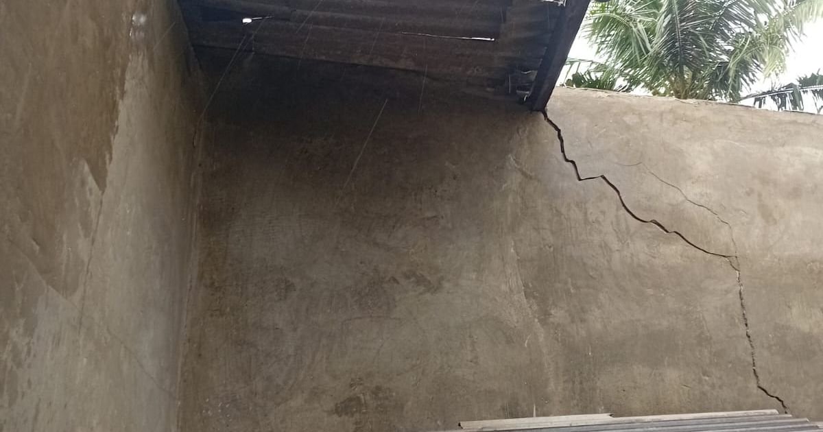 Kondisi rumah warga di Desa Kosambi, RT 15/05, yang mengalami kerusakan pada bagian atap akibat hujan deras disertai angin kencang.