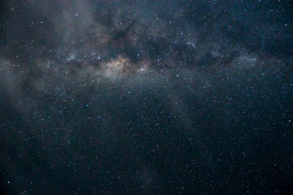 Ilustrasi estetik rasi bintang Sagitarius yang bersinar terang di langit malam yang penuh dengan taburan galaksi berwarna ungu dan biru.