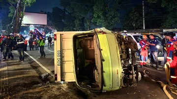 Gatsu Bandung Mencekam: Mobil Boks Oleng Hantam Ford Hingga Masuk RS
