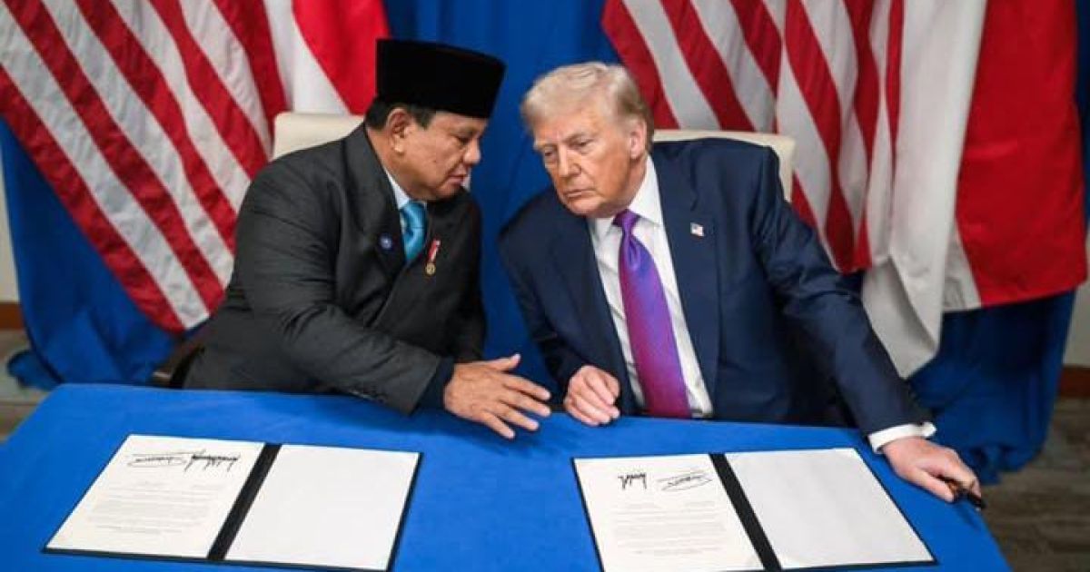 Presiden Amerika Serikat Donald Trump dan Presiden Republik Indonesia Prabowo Subianto menandatangani perjanjian dagang di Washington DC, Amerika Serikat, (Foto: Instagram/sekretariat.kabinet)