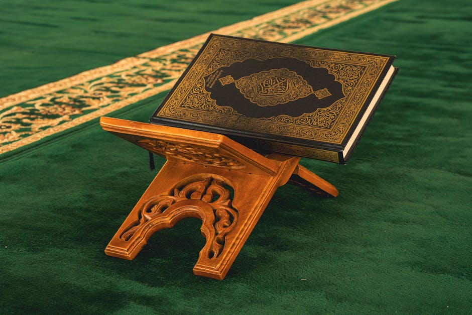 Foto sebuah mushaf Al-Quran yang terbuka di atas meja kayu di dalam perpustakaan klasik dengan cahaya temaram yang masuk dari jendela masjid, menciptakan suasana tenang dan penuh perenungan.