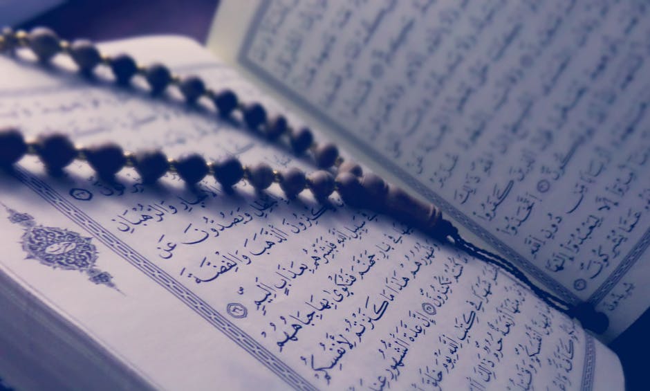 Foto sebuah naskah kuno kitab kuning klasik tentang ilmu tauhid yang diletakkan di atas meja kayu di dalam perpustakaan masjid tradisional yang tenang, dengan cahaya matahari pagi yang masuk melalui jendela kisi-kisi kayu.