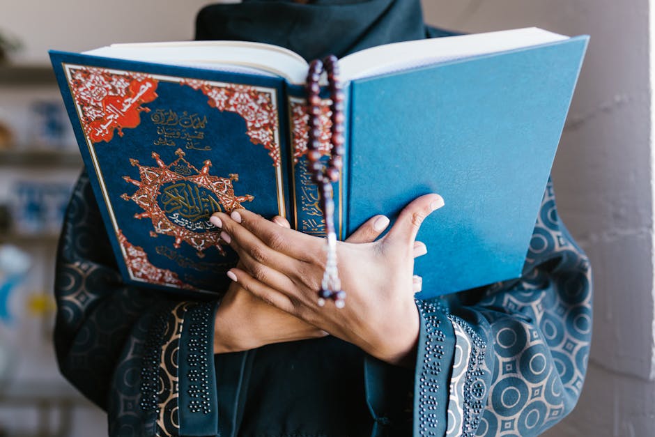 Foto sebuah naskah klasik kitab kuning dengan latar belakang cahaya lampu temaram di sebuah perpustakaan Islam tradisional, menunjukkan kedalaman ilmu dan tradisi intelektual muslim dalam mengkaji makna shalat.
