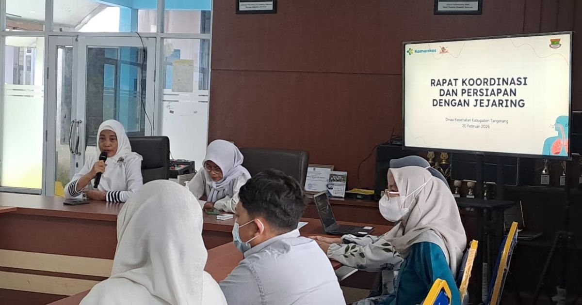 Kepala Puskesmas Kedaung Barat dr. Hj. Salwah menyampaikan sambutan pada kegiatan Peningkatan Kapasitas TBC, PTM, dan Kesehatan Jiwa bagi jejaring klinik, Jumat (20/2/2026).