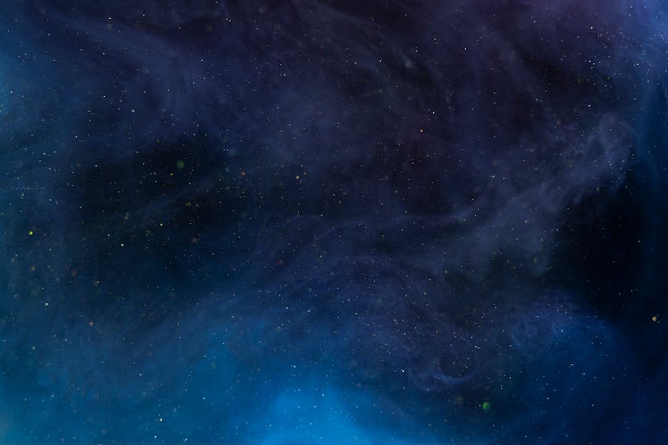 Ilustrasi estetik rasi bintang Capricorn yang bersinar terang di langit malam yang penuh dengan gugusan galaksi berwarna ungu dan biru.