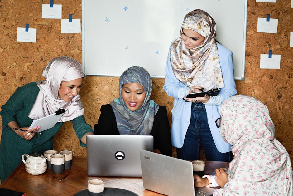 Ilustrasi seorang pemuda Muslim yang sedang fokus mengedit konten dakwah di laptopnya dengan latar belakang kaligrafi Arab yang bercahaya lembut, melambangkan perpaduan teknologi dan spiritualitas.