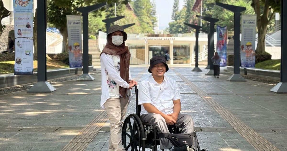 Syamsun Ramli dan istri. (Foto ITB/Mely Anggrini)