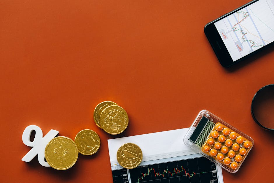 Tampilan layar laptop yang menunjukkan chart candlestick Forex dengan indikator Moving Average berwarna-warni dan garis Support-Resistance yang rapi di ruang kerja profesional.