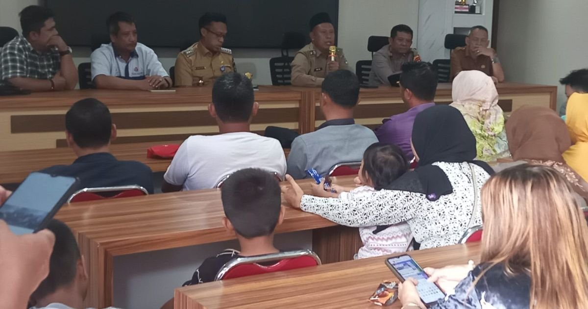 Warga Perumahan Mutiara Tanjakan Mekar, Tangerang, mengikuti musyawarah di Aula Kantor Desa Tanjakan Mekar untuk menuntut realisasi penanganan banjir yang kerap melanda kawasan mereka, Senin (23/2/2026).”