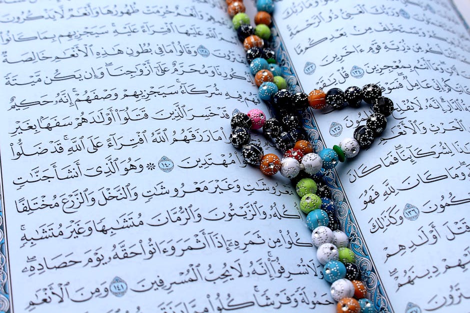 Foto sebuah mushaf Al-Quran tua yang terbuka di atas meja kayu di dalam perpustakaan klasik dengan pencahayaan hangat dari jendela, dikelilingi oleh tumpukan kitab-kitab kuning klasik karya ulama terdahulu.