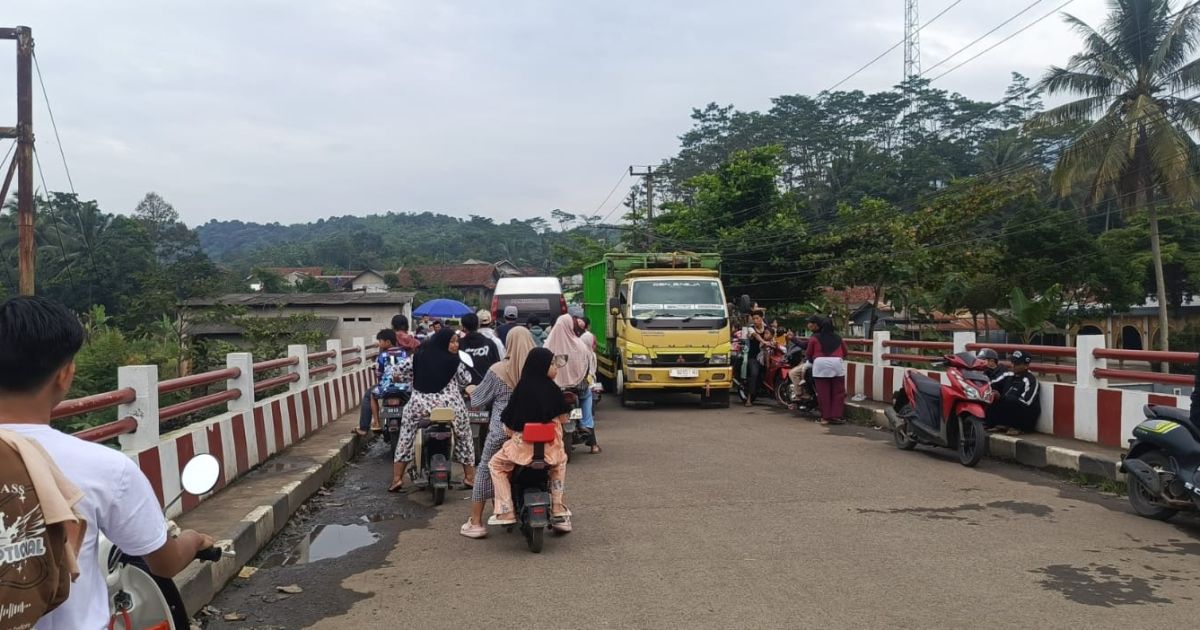 Ilustrasi: Jembatan Lukut Jadi Titik Nongkrong Ngabuburit, Karang Taruna Dorong Pembangunan Alun-Alun Nanggung
