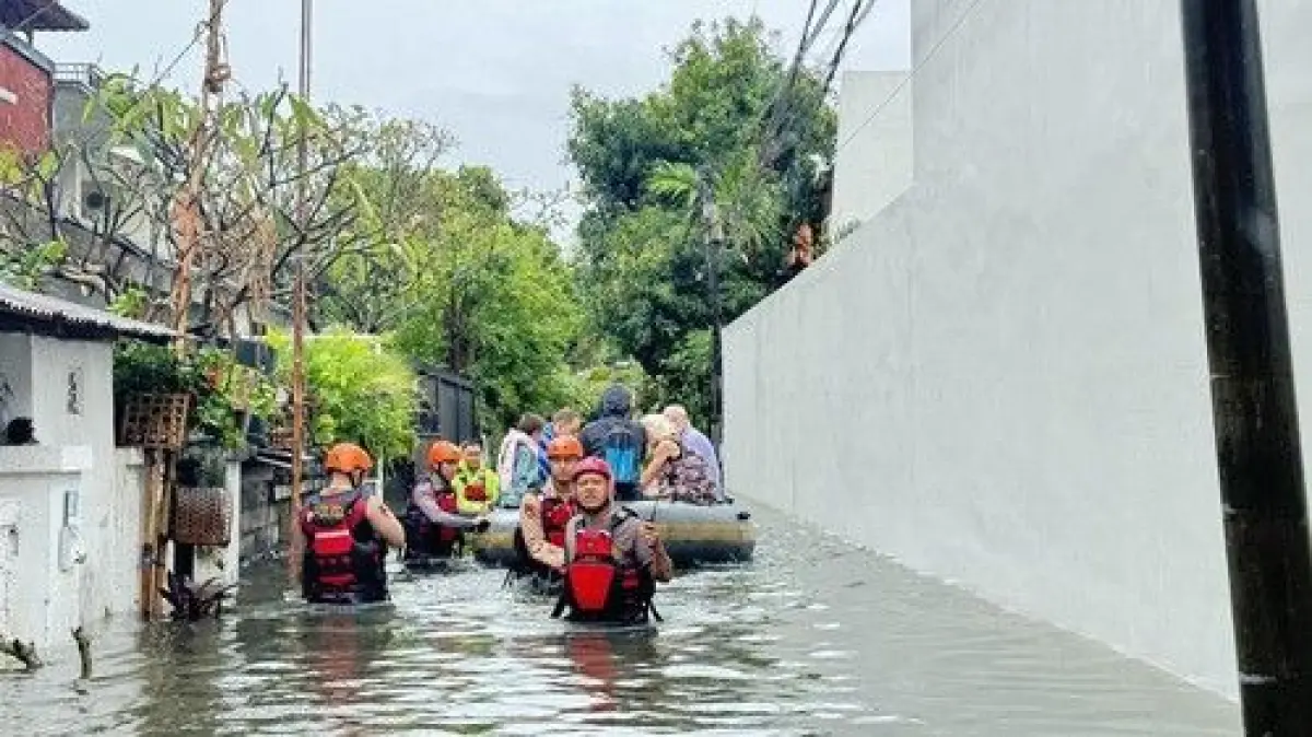 Evakuasi Dramatis Wisatawan Asing Saat Banjir Kepung Sanur Denpasar