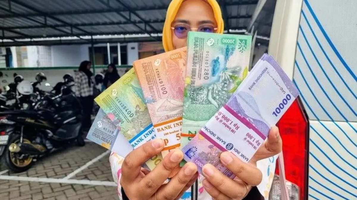 Berburu Pecahan Baru di Ponorogo, Warga Rela Antre Berjam-jam Demi THR Lebaran