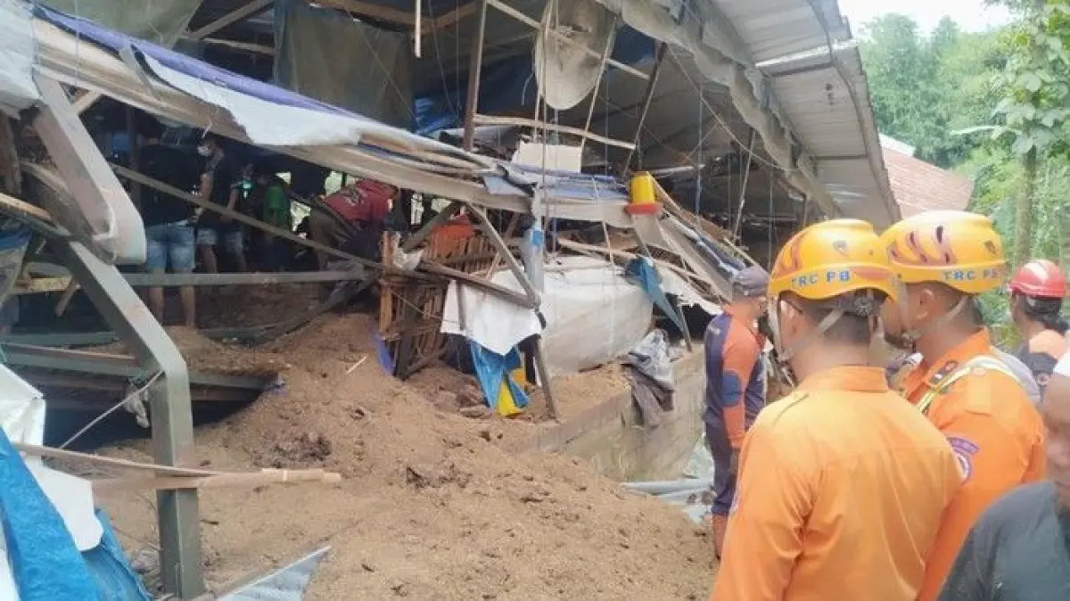 Petaka Pondasi Amblas di Malang: Kandang Ayam Roboh, Dua Nyawa Melayang