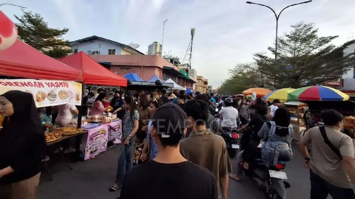 Suasana pasar takjil di kawasan Kampung Bule Nagoya Kota Batam, Provinsi Kepulauan Riau,  22 Februari 2025. Tempo/Yogi Eka Sahputra