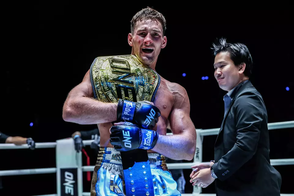 Nico Carrillo Hancurkan Dominasi Shadow, Segel Gelar Juara Dunia di Lumpinee