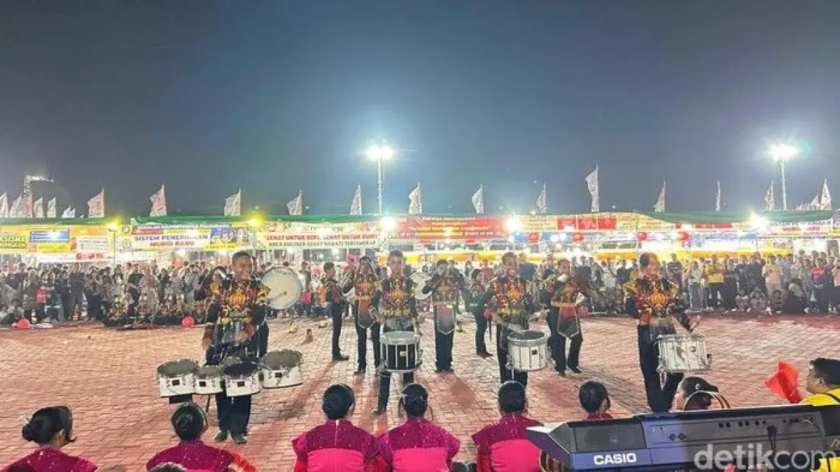 Aksi Memukau Marching Band Spensa Hidupkan Legenda Cinta di Cap Go Meh