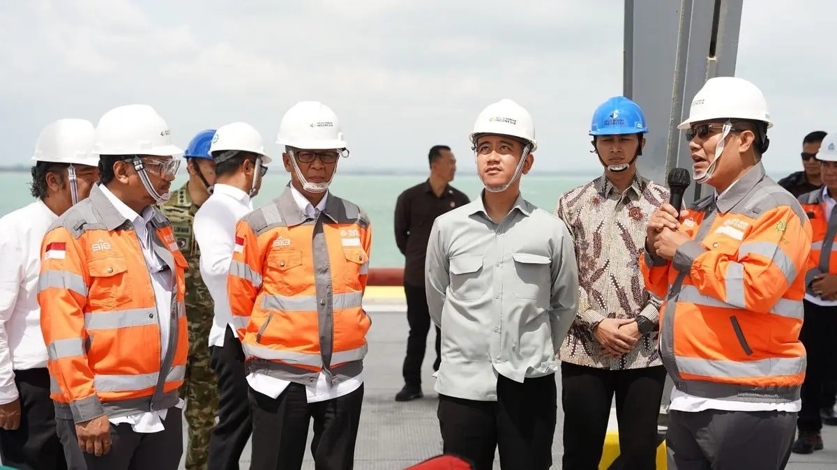 Dari kiri ke kanan: Direktur Utama PT Solusi Bangun Indonesia Tbk, Rizki Kresno Edhie Hambali; Direktur Utama SIG, Indrieffouny Indra; Wakil Presiden Republik Indonesia, Gibran Rakabuming, dan Direktur Operasi PT Solusi Bangun Indonesia Tbk, Edi Sarwono s