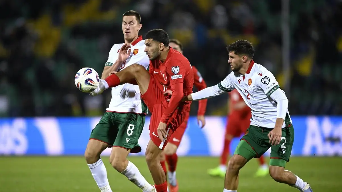 Hristiyan Petrov (kanan) saat memperkuat Timnas Bulgaria. (Nikolay DOYCHINOV / AFP)