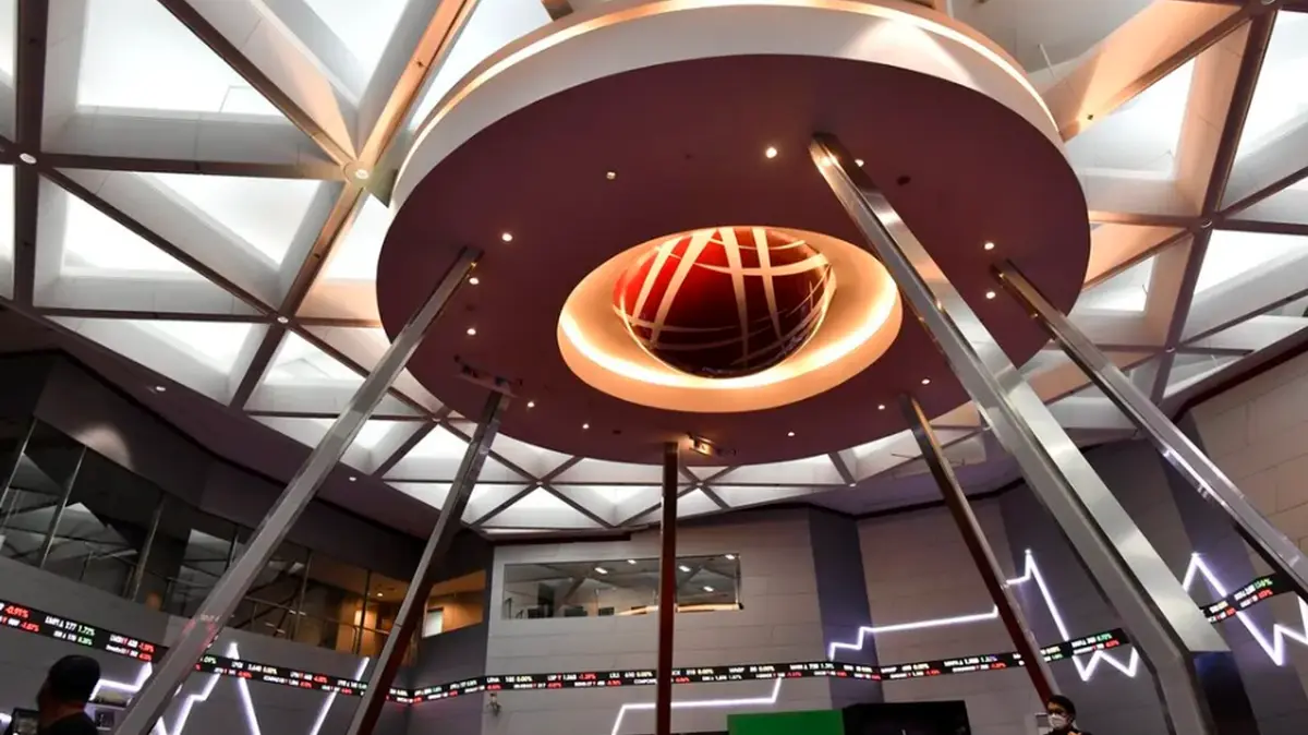 IHSG ditutup turun 3,27 persen ke level 7.337 pada perdagangan Senin (9/3). Mayoritas sektor melemah dan rupiah ikut tertekan mendekati Rp 17.000 per dollar AS.