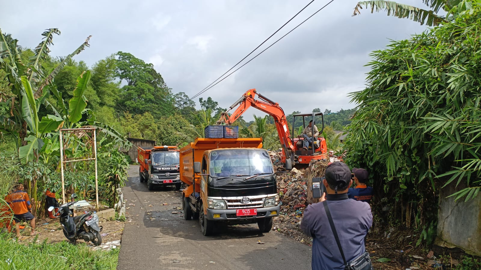Pemkab Bogor Kerahkan Armada Besar Angkut Sampah Liar di Cisarua, Warga Siap Dukung Pengelolaan Lingkungan
