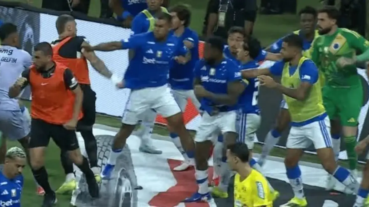 Pemain Cruzeiro dan Atlético terlibat dalam perkelahian massal • Reproduksi / GE TV