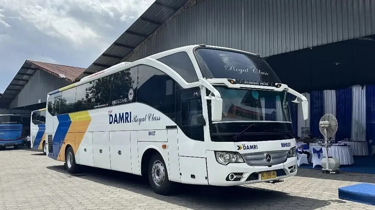 Ilustrasi bus DAMRI. DAMRI menghadirkan promo tiket mudik Lebaran 2026 dengan potongan harga 10 persen untuk pembelian tiket pulang-pergi layanan AKAP. Promo ini berlaku hingga 31 Maret 2026
