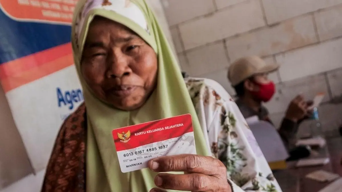 Warga menunjukkan Kartu Keluarga Sejahtera saat penyaluran bantuan sosial Program Keluarga Harapan (PKH) di Desa Margajaya, Lebak, Banten, Selasa (6/10/2020). Kementerian Sosial memastikan bantuan bagi penerima kartu sembako dan Program Keluarga Harapan (