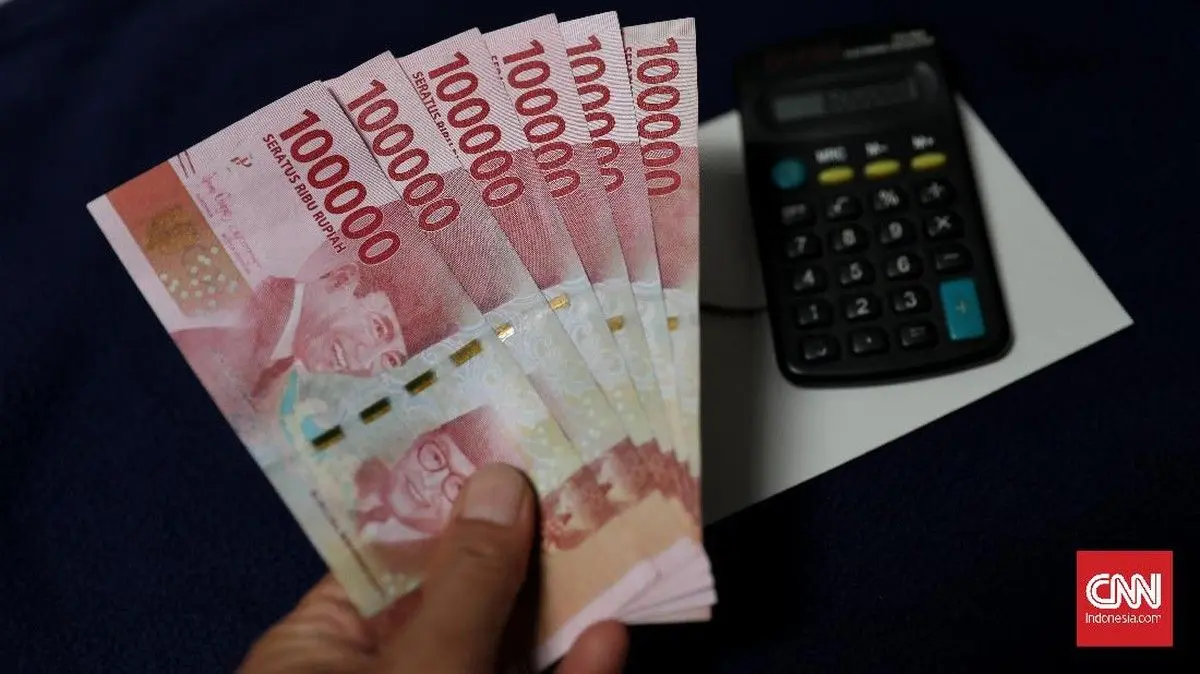 Pemerintah menetapkan skema pemberian Tunjangan Hari Raya (THR) bagi aparatur negara, termasuk PNS, prajurit TNI, anggota Polri, hingga pensiunan pada 2026. Ilustrasi. (CNN Indonesia/ Safir Makki).